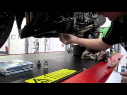 Ölablassventil einbauen in Motorrad